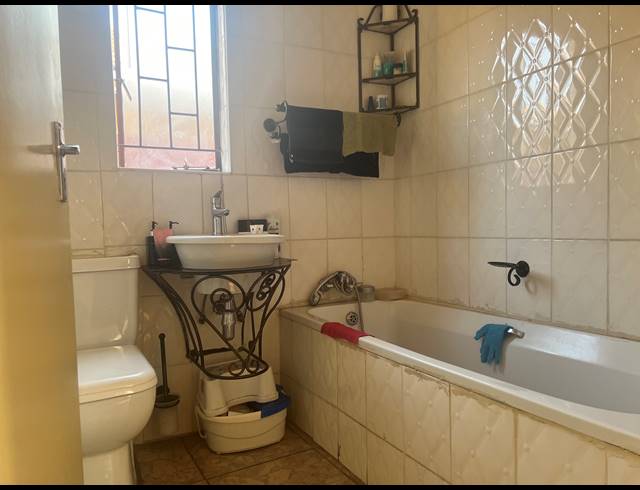 2 BEDROOM FREEHOLD FOR SALE IN SOSHANGUVE VV